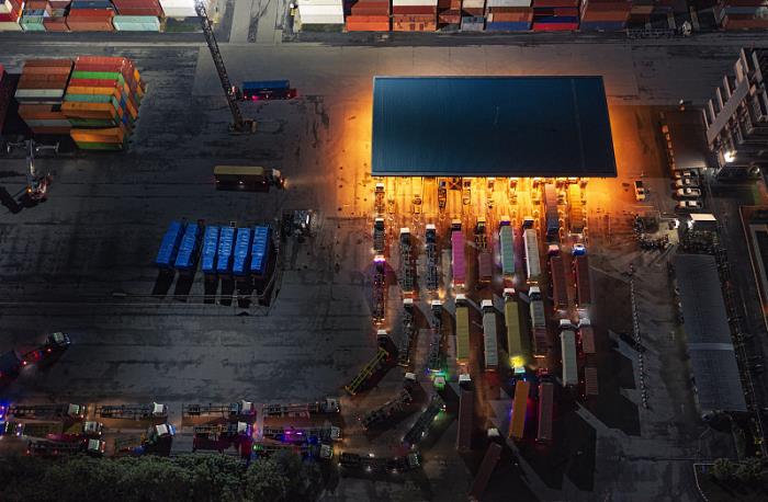 物件摩托车及自行车的零配件由中国广州选择海路配送到英国埃克塞特