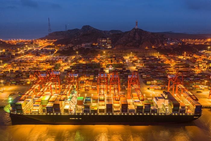 物品水饮由中国湛江采用海上线路输送到英国利物浦