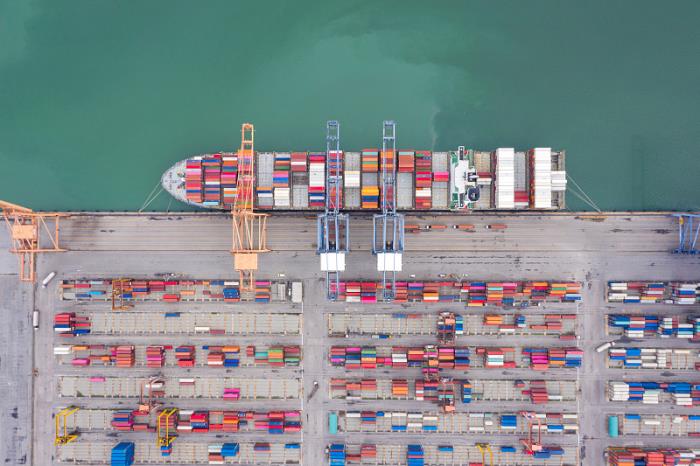 货品蔬菜罐头由中国南京挑选船运驳运到英国南安普顿