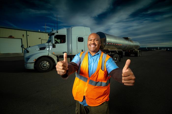 物件汽车用品从中国无锡采用水运驳运到英国诺里奇