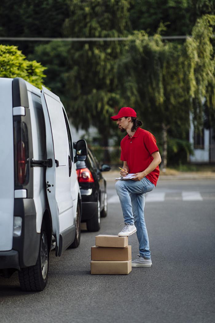 物品皮革箱包及类似容器由中国南通市启用水运运送到英国格里诺克