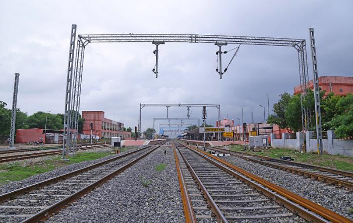 货物存储设备从中国上海启用海上线路输送到英国谢菲尔德