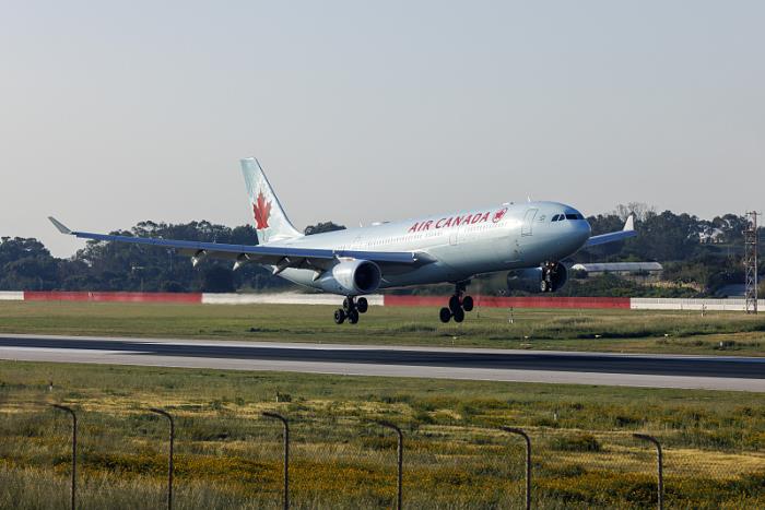 物件洗护用品从中国西安采取货轮输送到达英国格里诺克