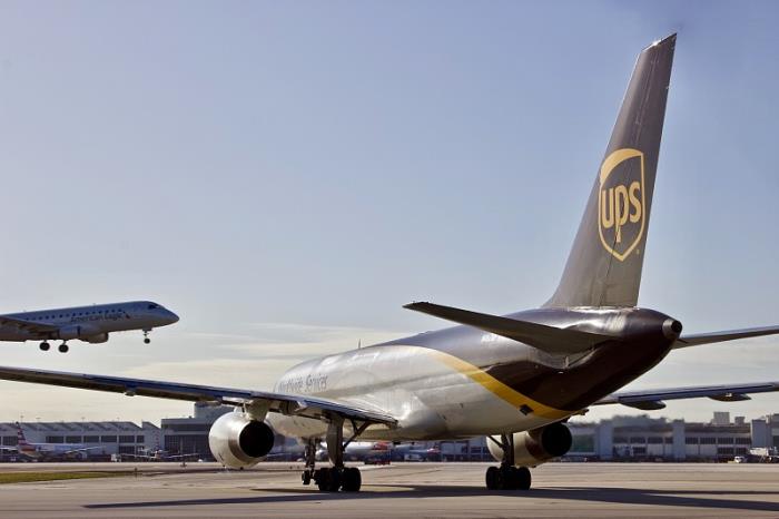 货品纯电动客车（10座及以上）由中国深圳市启用海洋轮船运输到英国利兹