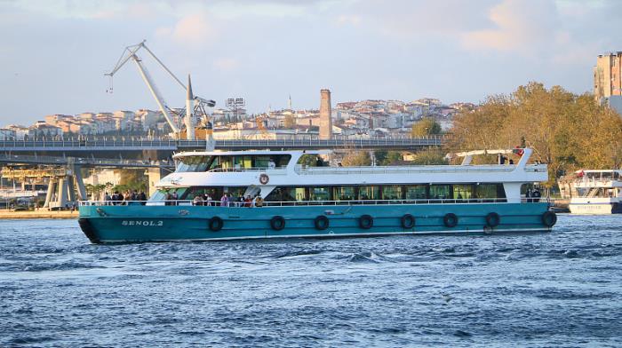 物件休闲零食由中国大连选择海运航线输送到达英国费利克斯托