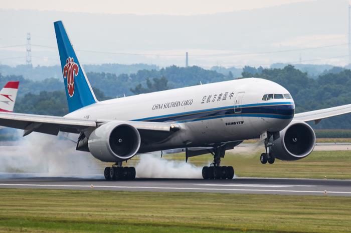 商品集装箱船从中国张家口启用海路配送到英国利兹