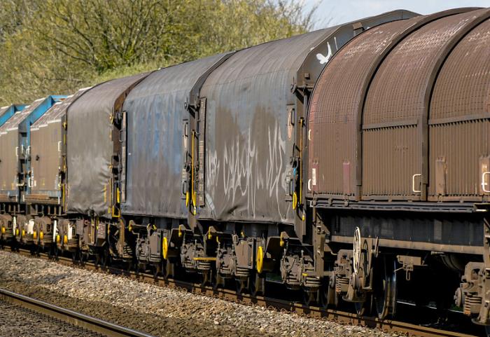 产品休闲食品从中国广州选用海上线路送到英国