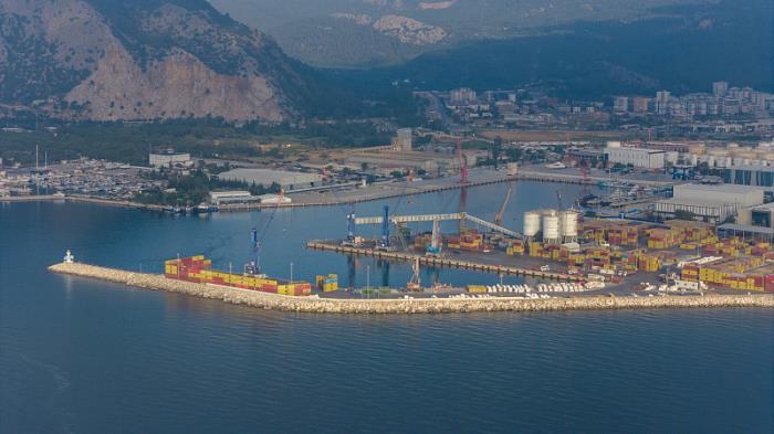 商品塑料颗粒由中国中山市挑选海洋轮船运到意大利罗马