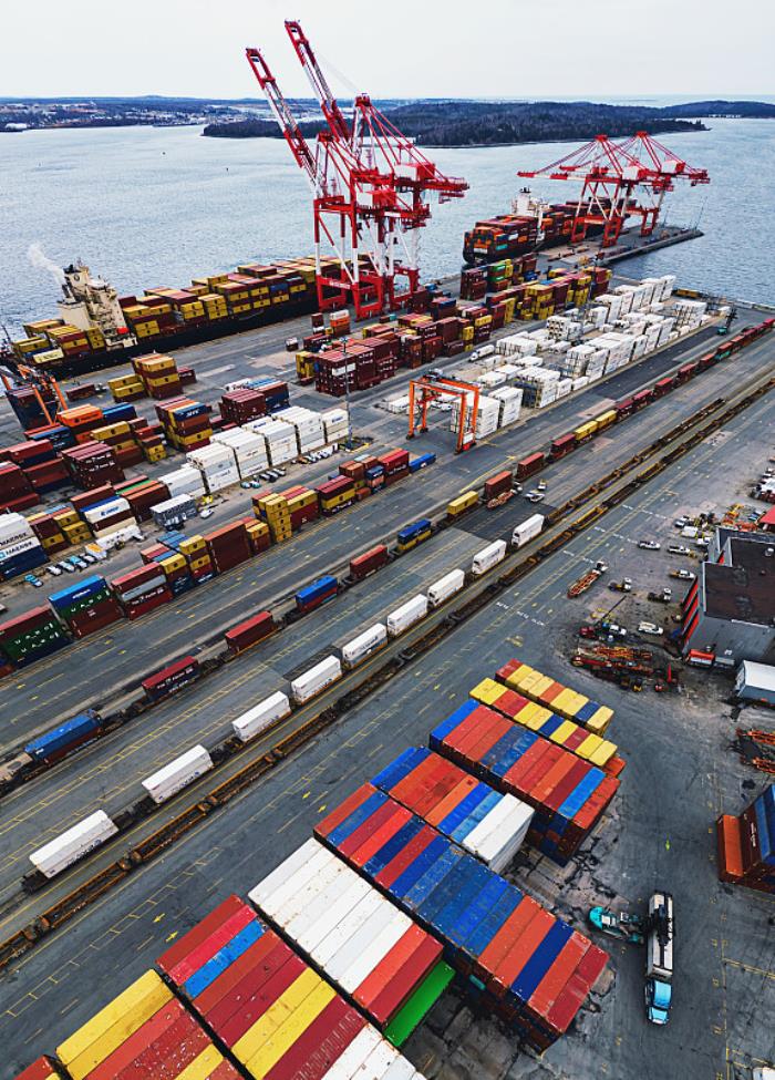 商品汽车摩托由中国福州启用海洋轮船输送到英国纽卡斯尔