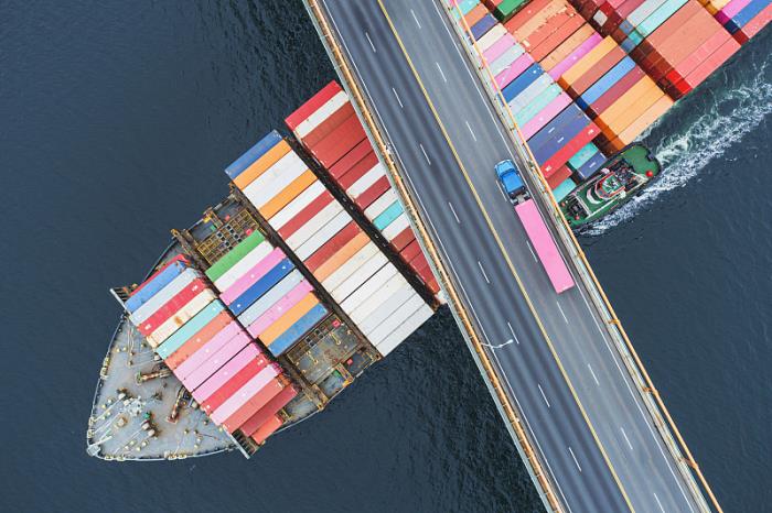 物品机床由中国大连采用船运输送到达英国伊普斯威奇