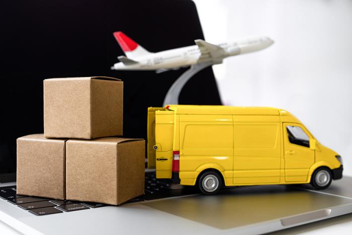 物品化肥由中国无锡选择海运航线货运到英国伍尔弗汉普顿