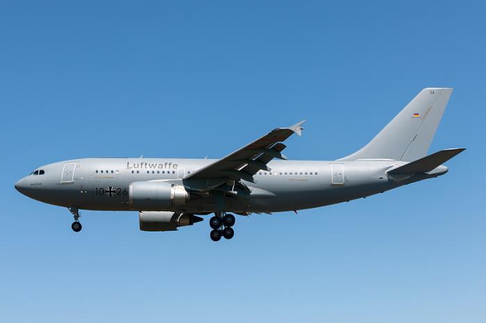 物件柴油由中国青岛采用水运送往英国埃克塞特