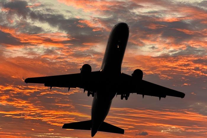 物品电脑数码由中国杭州采用海运航线快运到英国彼得伯勒