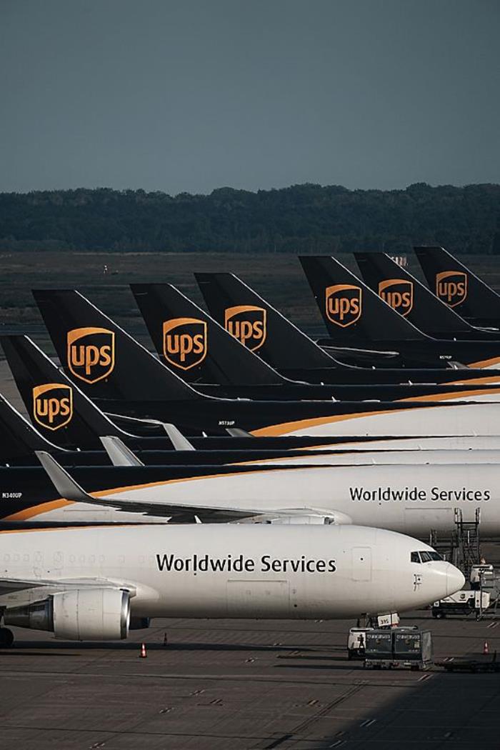 物品农业机械从中国东莞选择货轮输送到英国朴茨茅斯