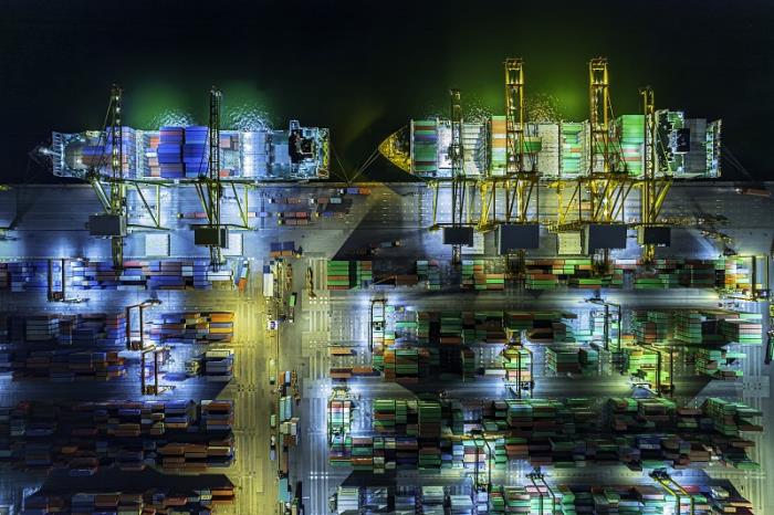 产品集装箱由中国郑州选取水运输送到英国