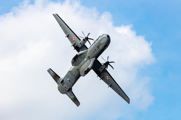 产品服装由中国苏州启用航运运到