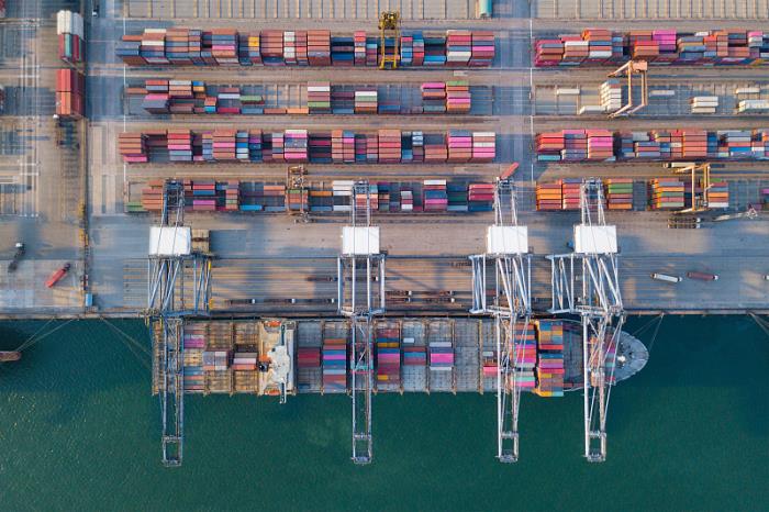 物品美发护发由中国重庆挑选海路送往