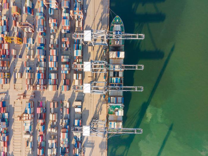 货物卷烟从中国上海启用货船运到