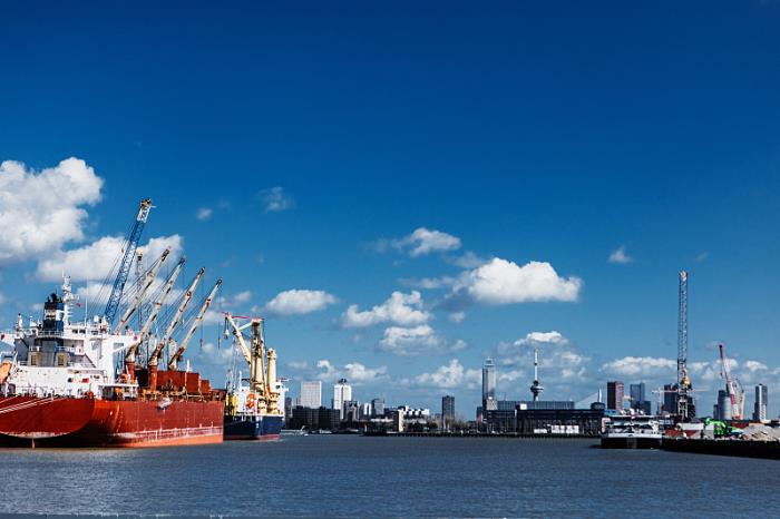 物件粮食由中国扬州市选择船运输送到