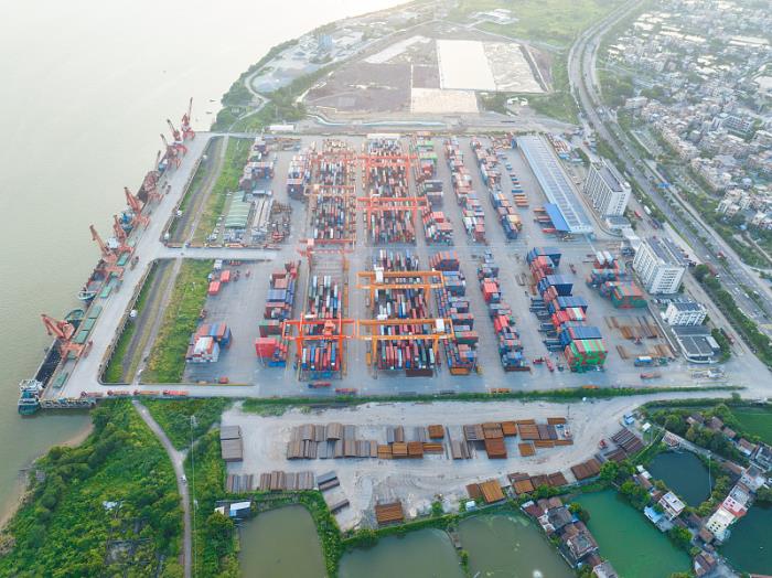 物件卷烟从中国广州选用船运送往英国贝尔法期特