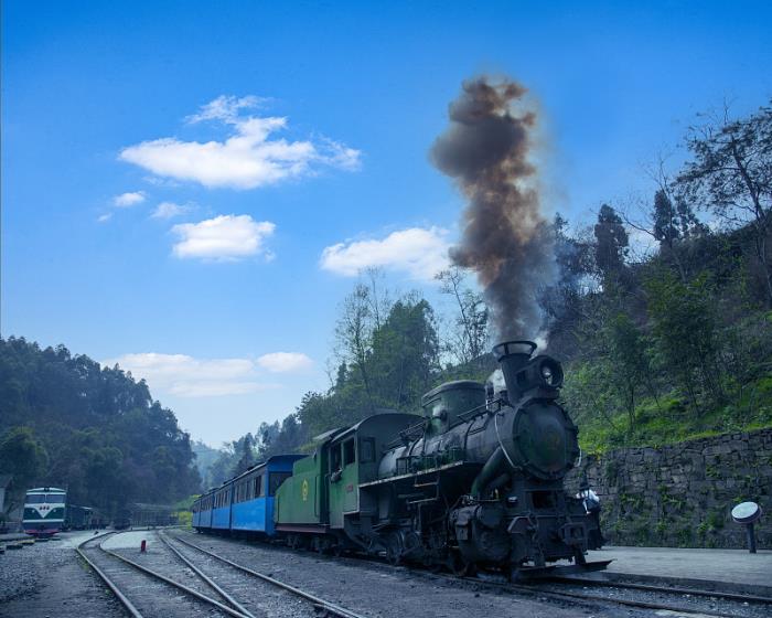 货品汽油由中国广州选用海上线路输送到