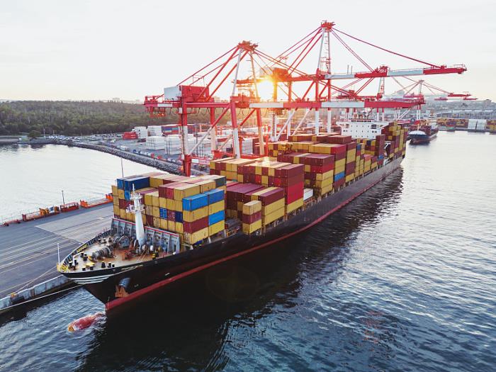 从中国发国际物流到英国，是按照实际重量计费还是体积重量计费？