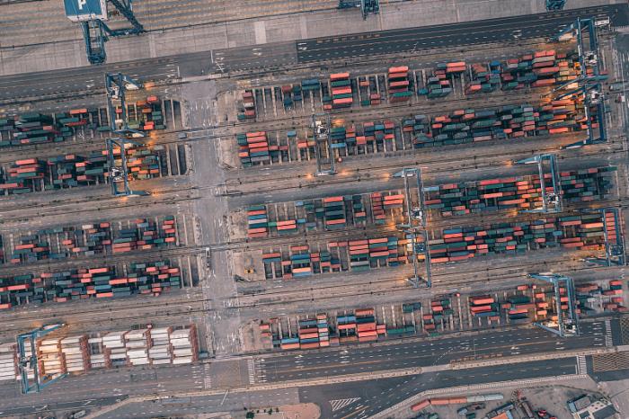 货物运动鞋袜由中国福州启用货轮送到中非班吉