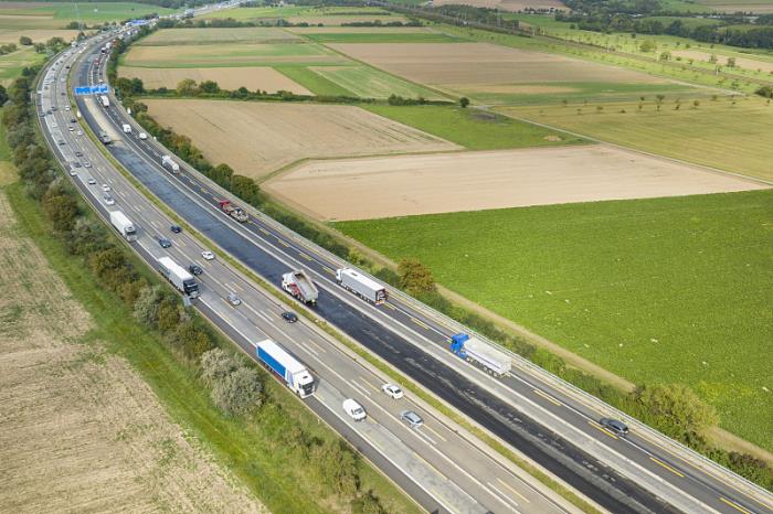 商品音视频设备的零件由中国佛山选取海路配送