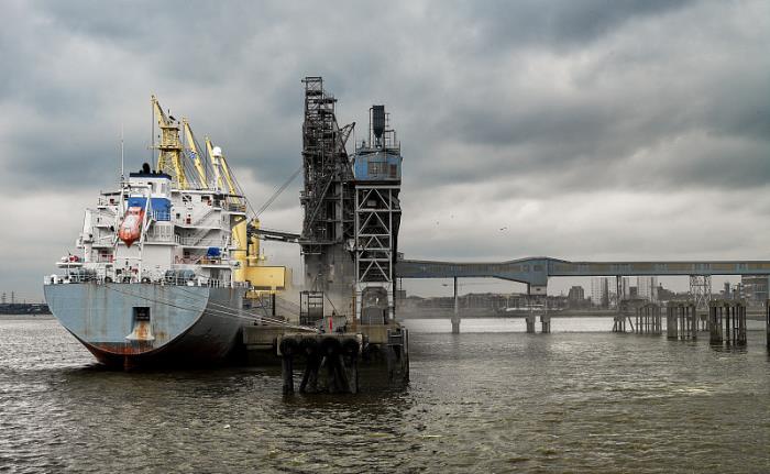 物件橡胶轮胎由中国深圳选取货船输送到法国巴黎