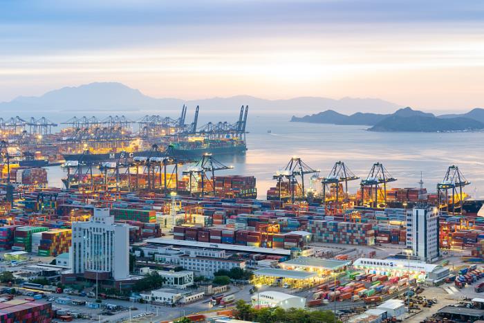 商品电视机从中国南京挑选海上线路送往