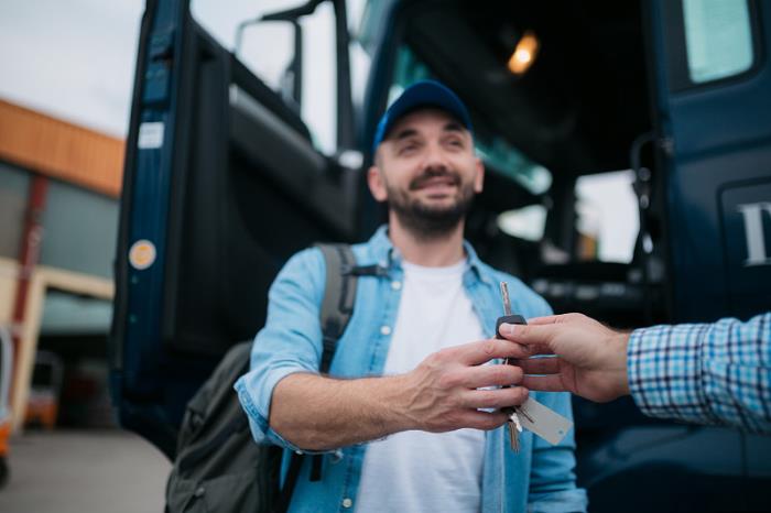 产品钢材从中国成都采用货轮送往