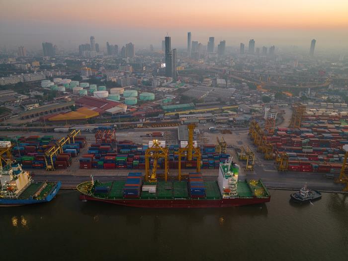 物件男包女包由济南选择水运输送到达英国北安普顿