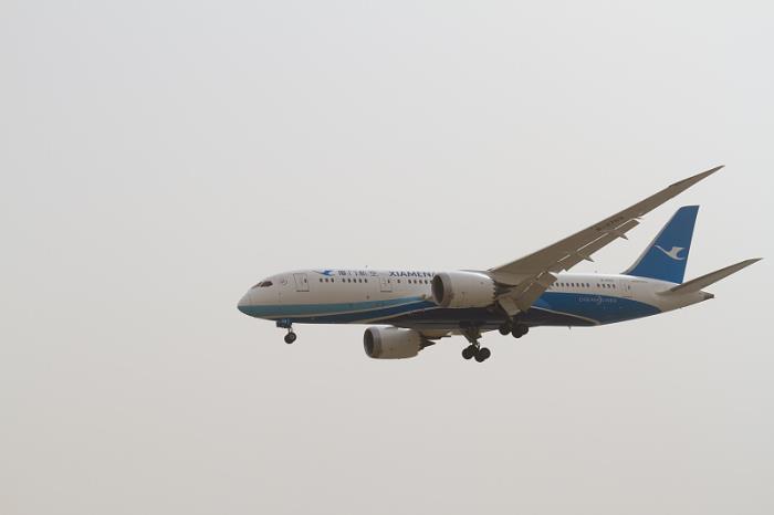 商品车用发动机由深圳启用航运输送到英国利物浦