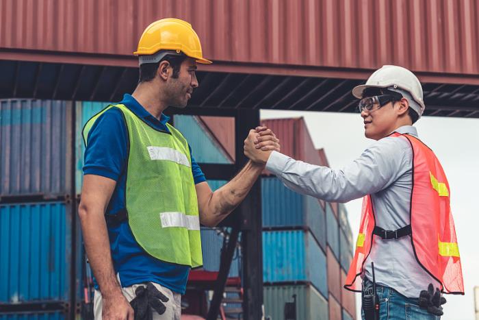 货物美发护发从深圳选取航运运送到英国特伦特