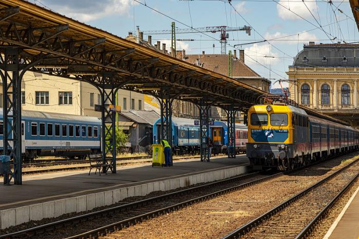 货物电子钟表从中国上海选择航运送往英国彼得伯勒