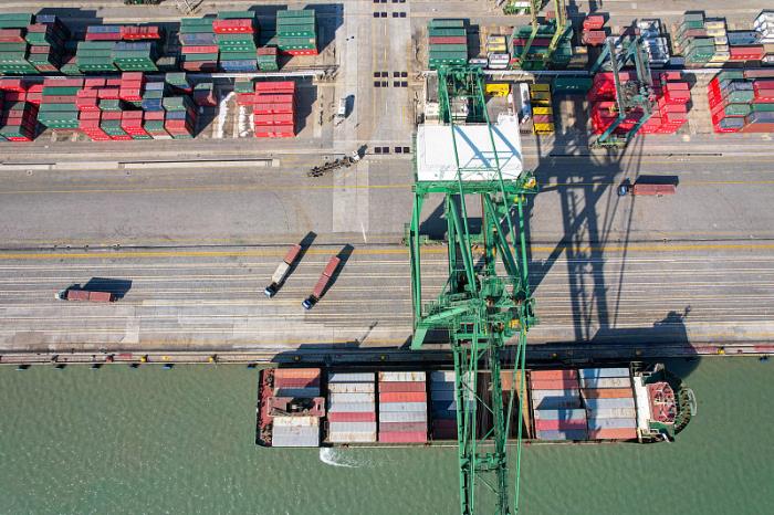 货品集装箱从深圳采取海运输送到英国纽卡斯尔