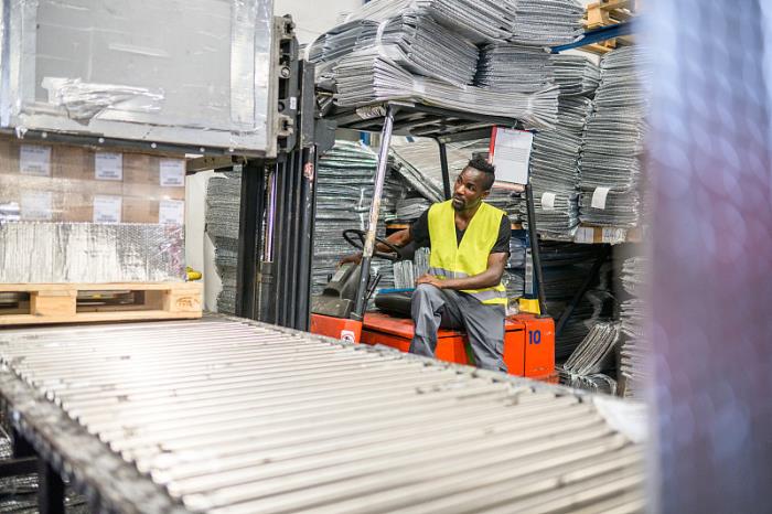 产品化肥由中国深圳采用海洋轮船配送英国卢顿