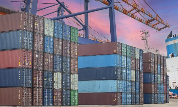 货品客车（十座及以上）由中国抚顺选取航运配送到北欧雷克雅未克