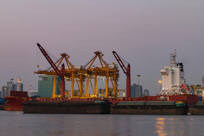 货物珍珠、宝石及半宝石由重庆采取海运输送到英国伯明翰