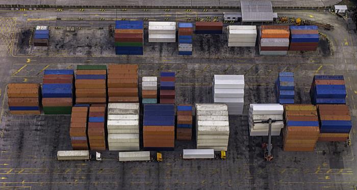 货品奶粉由中国广州选用船运运到德国威斯巴登