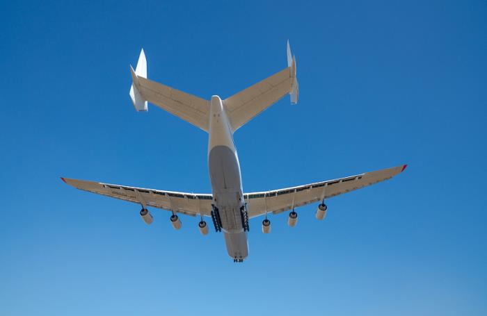 货品基本有机化学品从中国深圳采用货轮送往英国卡迪夫