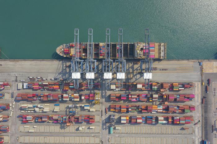 货品服装及衣着附件由中国哈尔滨采取海上线路运输到英国赫尔