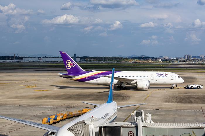 物品车用发动机由中国杭州选用海上线路配送到英国斯托克