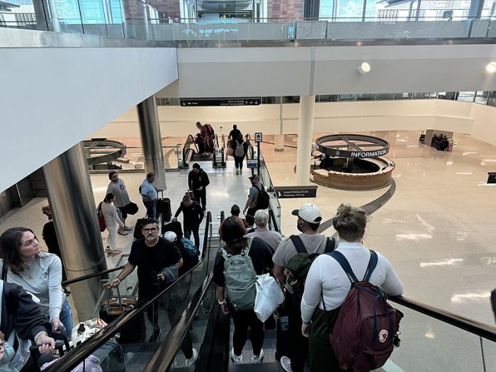 物品休闲零食由中国青岛挑选水运输送到达英国达文特里