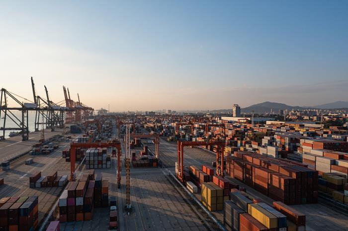 货物集装箱从中国青岛挑选船运配送到日本神户