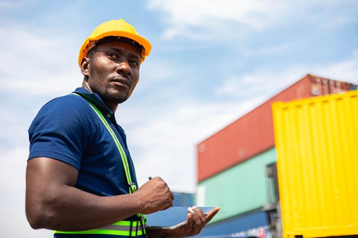 商品户外鞋袜从中国合肥选取货轮抵达到科特迪瓦阿比让