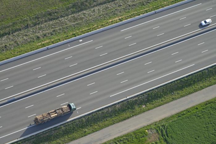 物品箱包及类似容器由中国东莞选用海运送往英国斯温顿