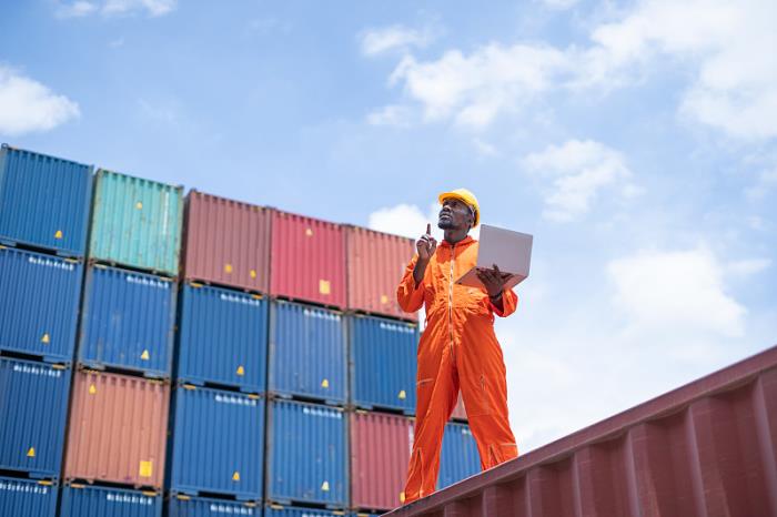 货品高新技术产品由中国大连采取海路运输到英国南安普顿