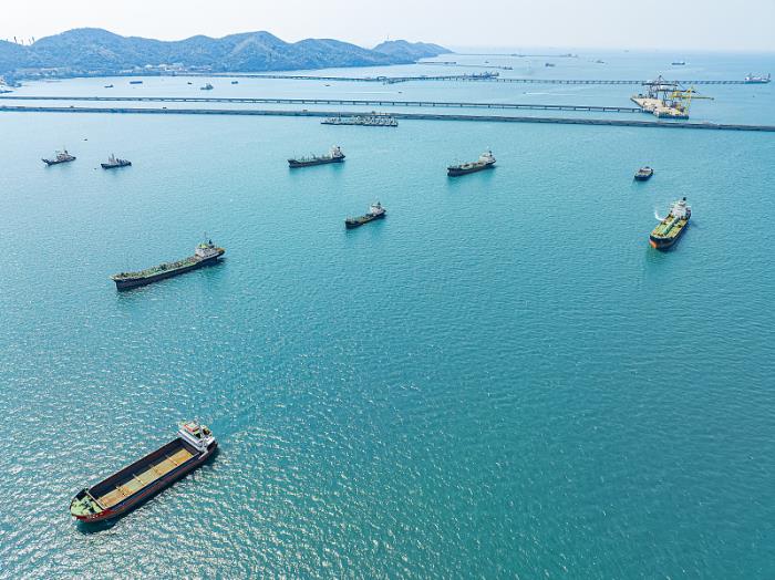 国际海运集装箱船能装下多个柜子