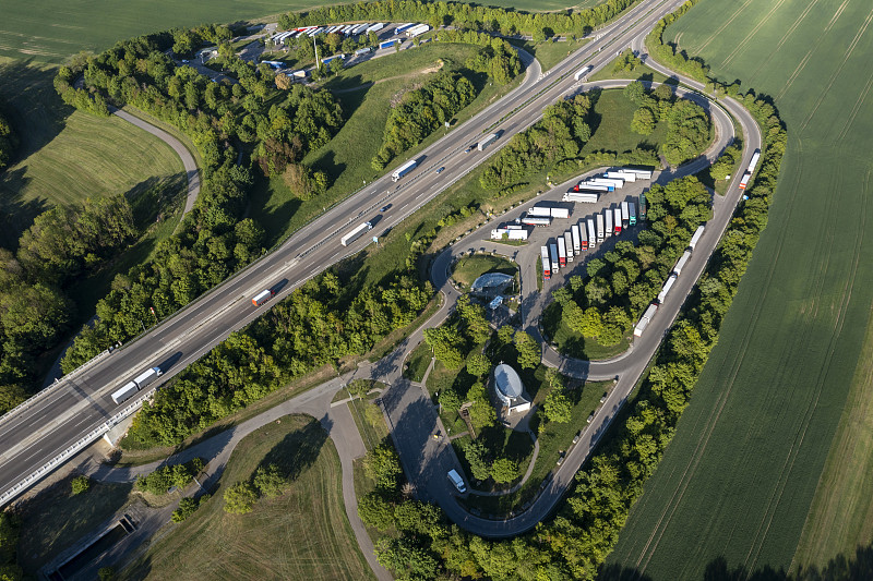 经由中国上海把防疫物资寄到印尼特尔纳特